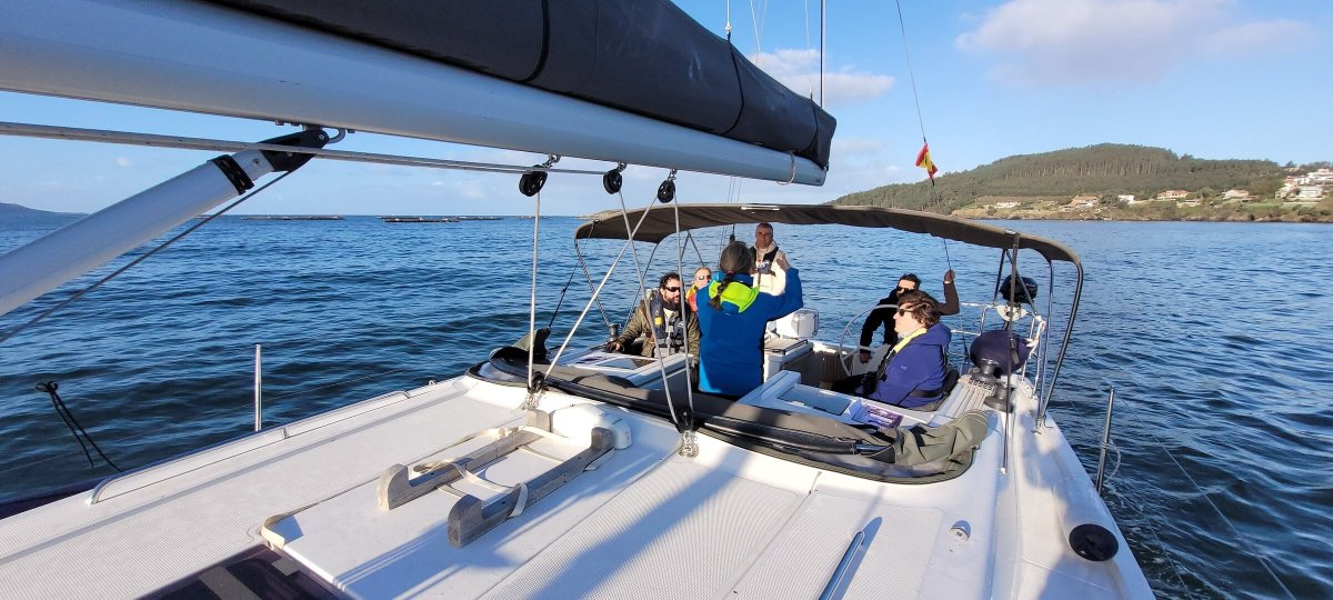 Vista de un barco en prácticas de motor