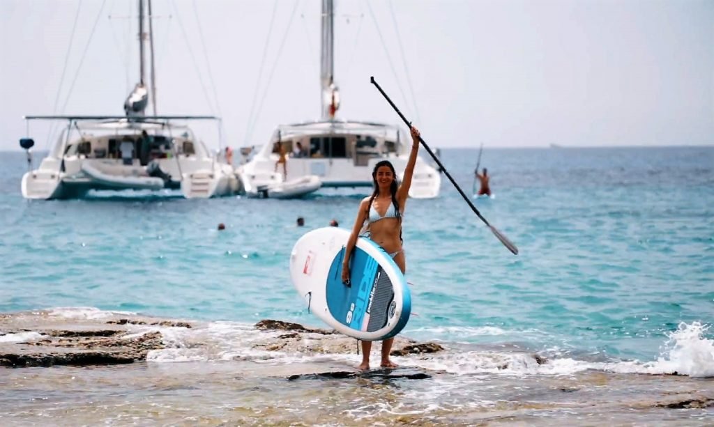 Un día de navegación y yoga en el mar