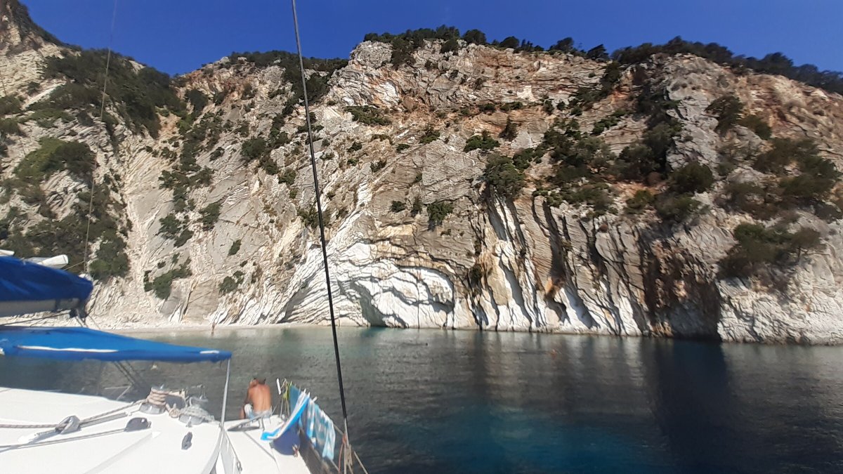 Descubre Záquinto desde Pylos en un catamarán emocionante