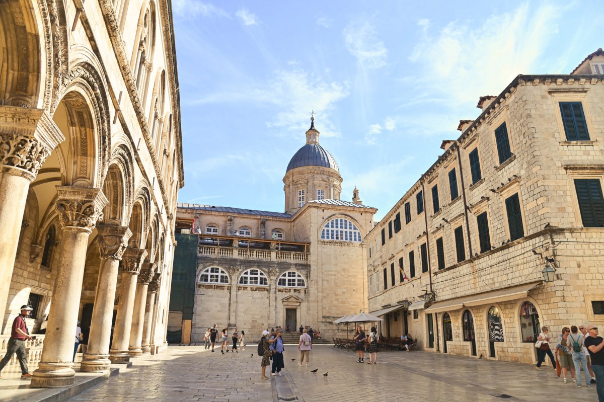 Genießen Sie die Aussicht auf die kroatische Küste auf einer Katamaran-Kreuzfahrt