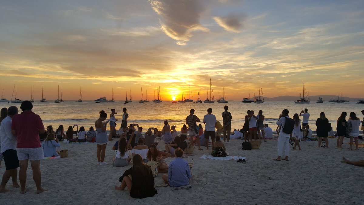 Explore the waters of Menorca on a sailboat