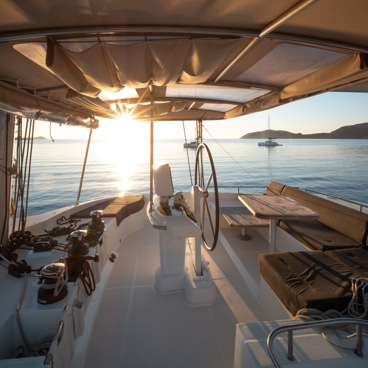 Navegando por la costa de la isla de Capri en un catamarán con vistas impresionantes