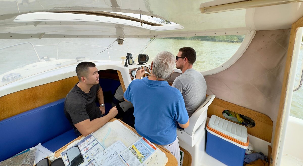 Curso de navegación en un barco en Sevilla