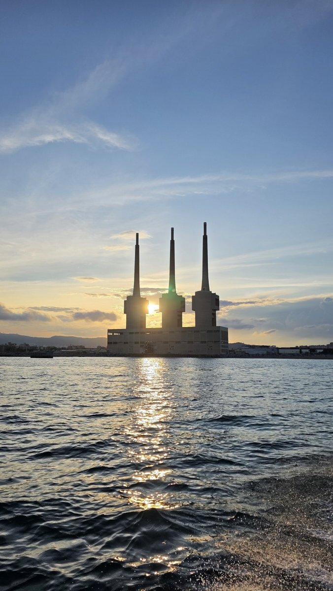 Barco en la playa de Barcelona