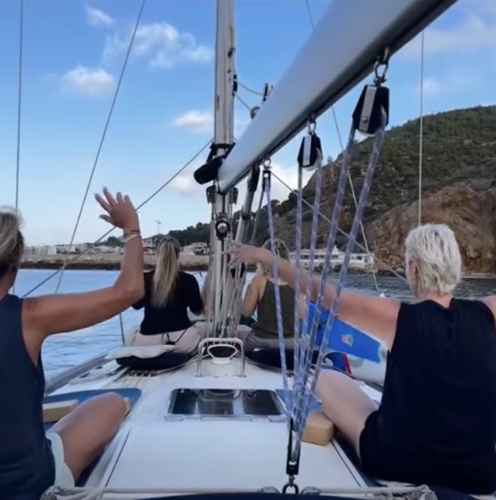 Sonnenaufgang auf Segelboot in Jávea. Morgendliche Meditations- und Entspannungssitzung