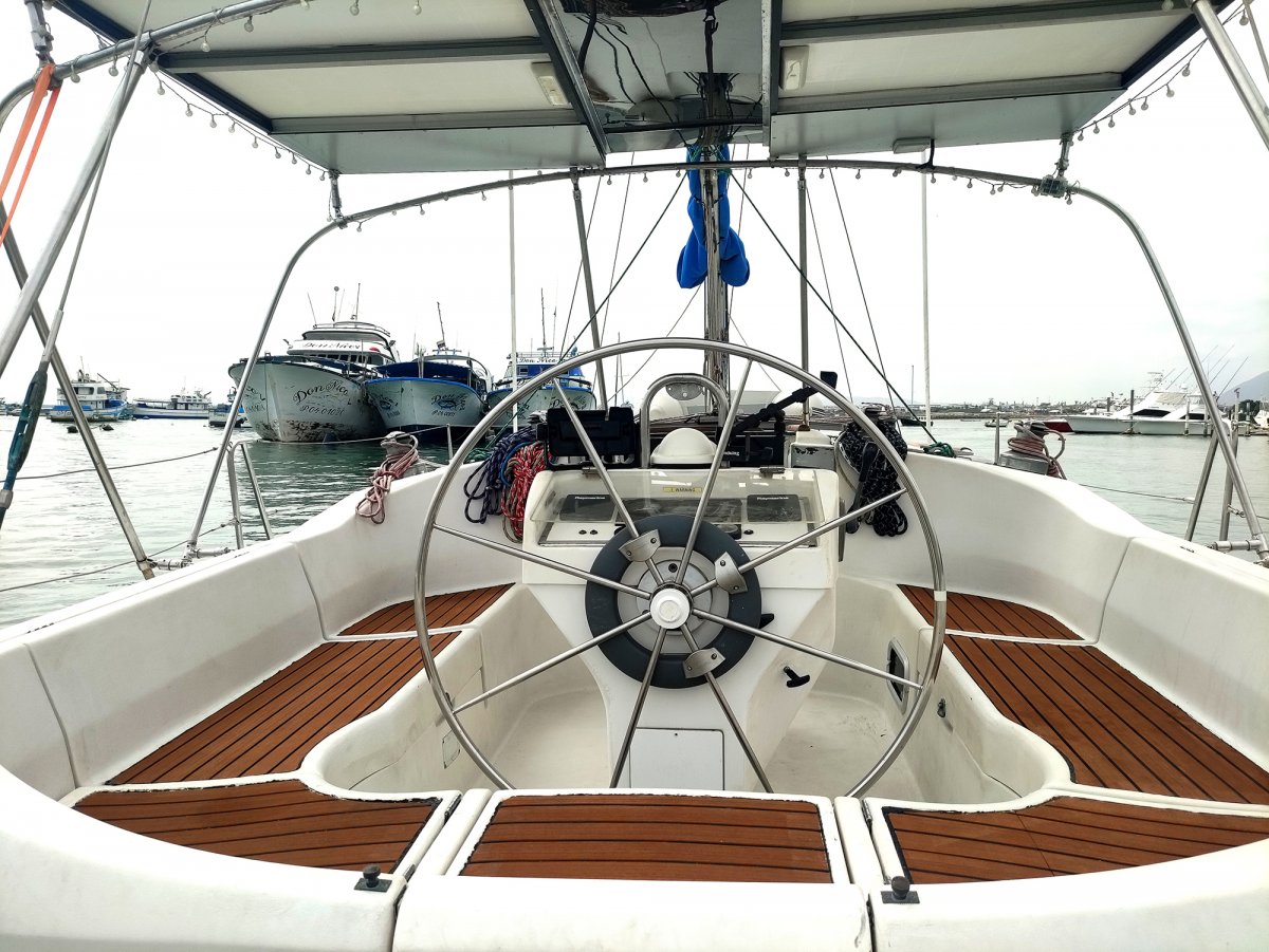 Embark on a sailing adventure in Ecuador