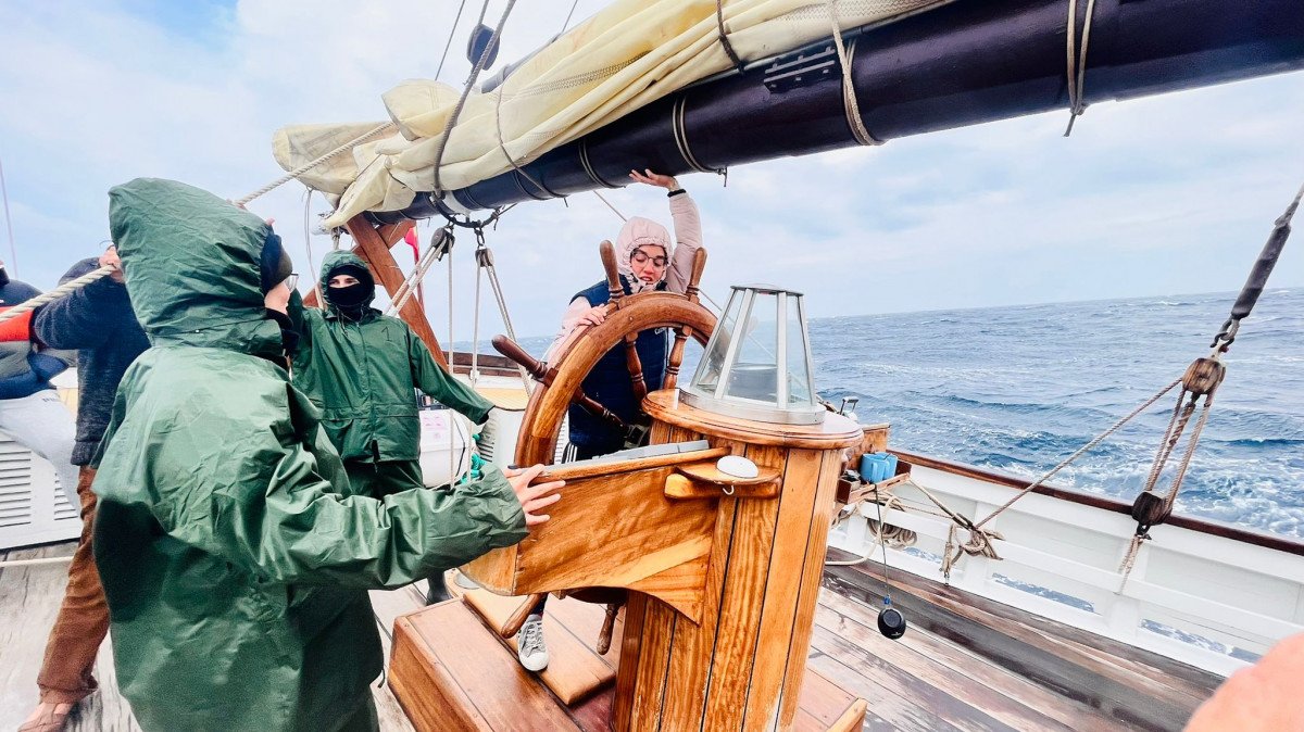 Panoramablick auf das Meer während unserer Schonerfahrt
