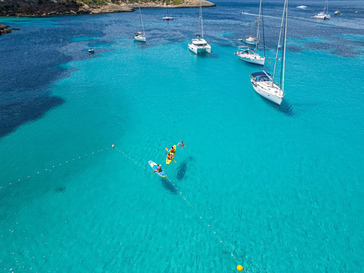 Luxusboot segelnd in den Gewässern von Ibiza