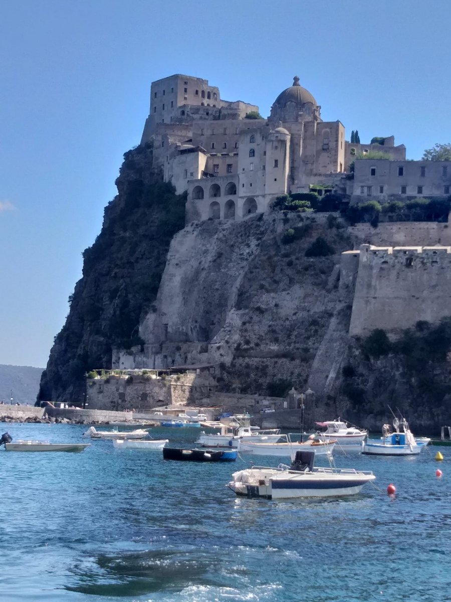 Un'avventura nautica e terrestre a Ischia: vela, trekking e panorami indimenticabili