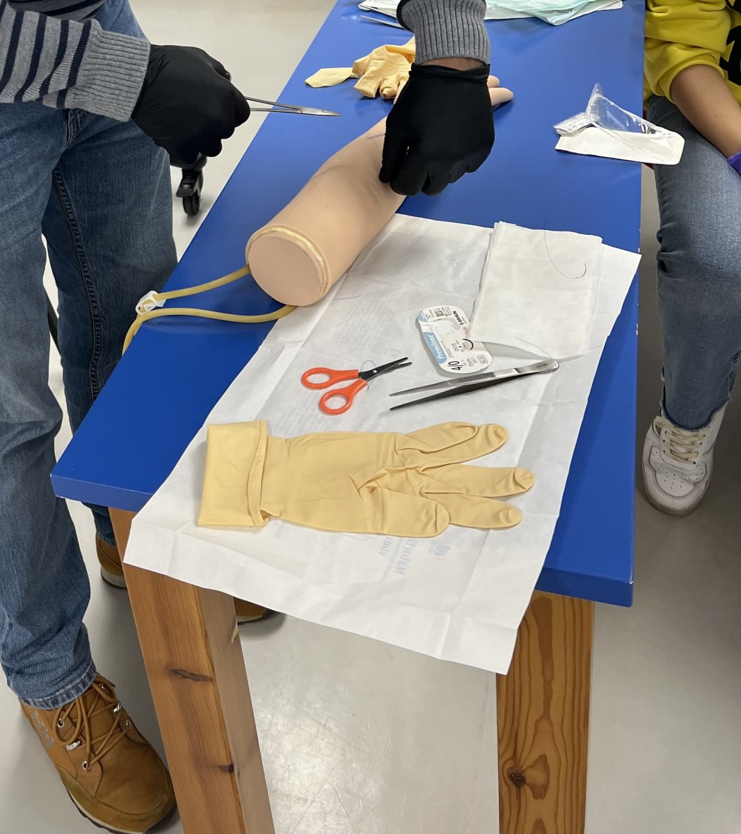 Una vista de la ciudad de San Sebastián desde el mar durante un viaje en barco