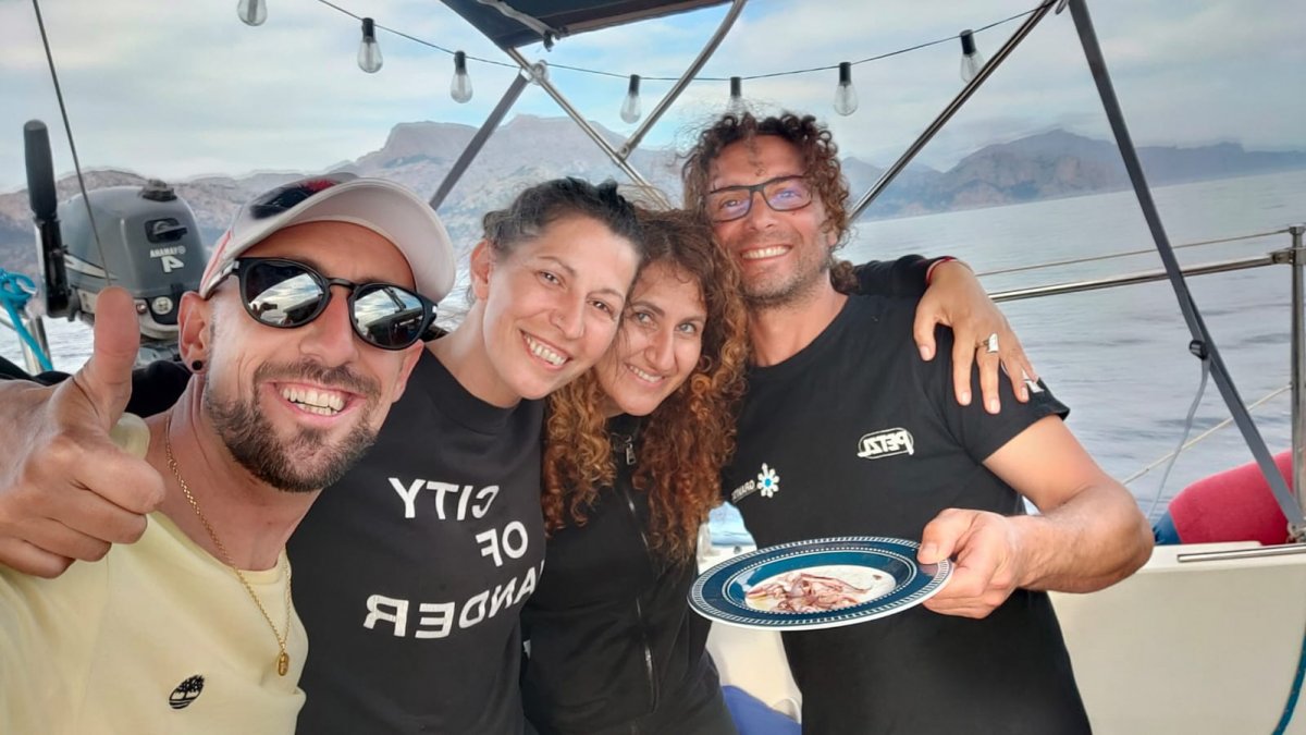 A 2-hour boat tour in Barcelona with pizza and drink