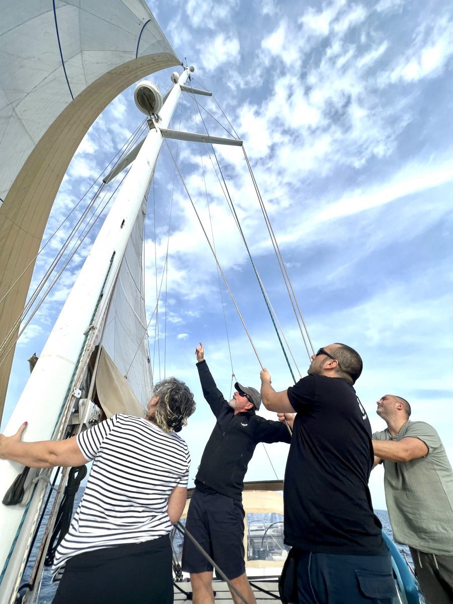 Escursione in yacht: navigazione tra 4 isole.