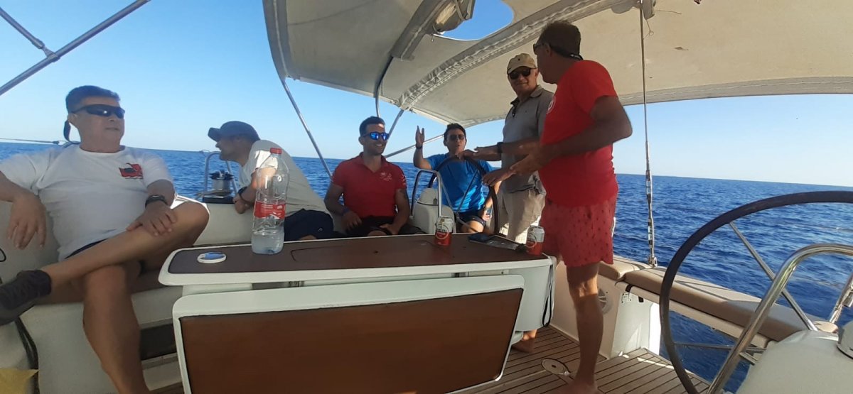 Explora las aguas azules y el cielo abierto en nuestro crucero a dos islas