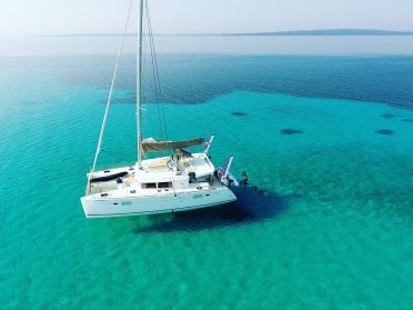 Navigando tra le isole della Croazia su un KAT