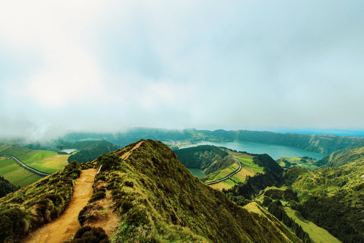 Entdecken Sie die Azoren auf einer Segelreise von Sao Miguel zu den zentralen Inseln
