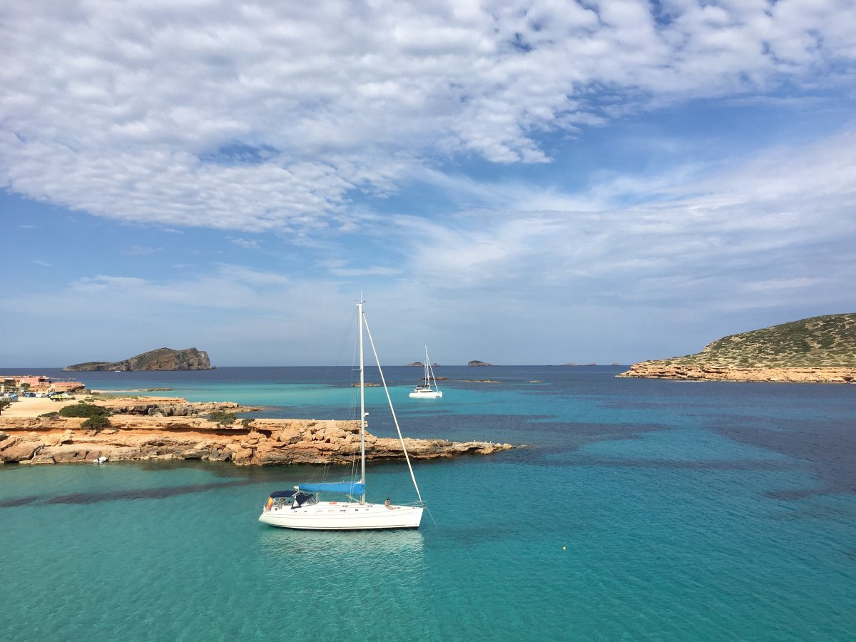 Explora las playas y calas de Ibiza en un viaje inolvidable
