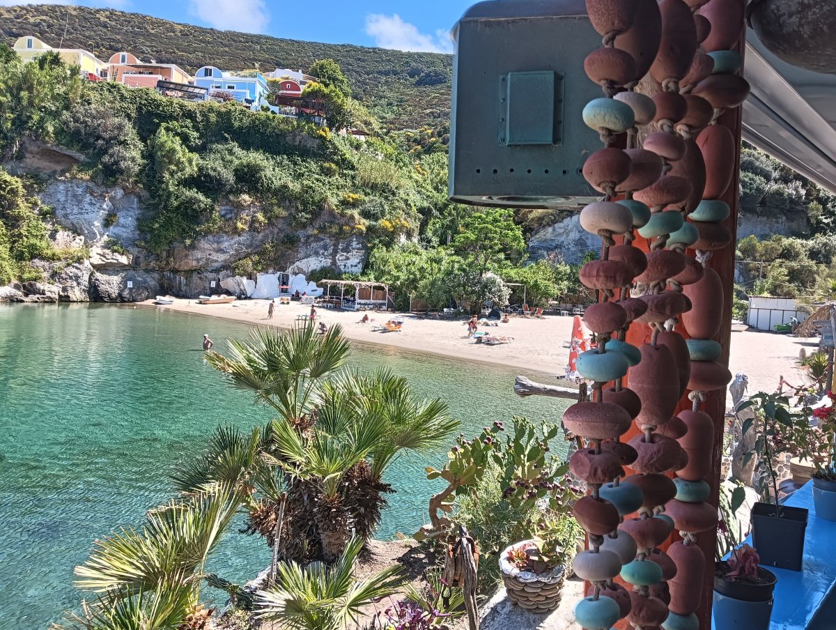 Barca a vela in mare con il sole che sorge