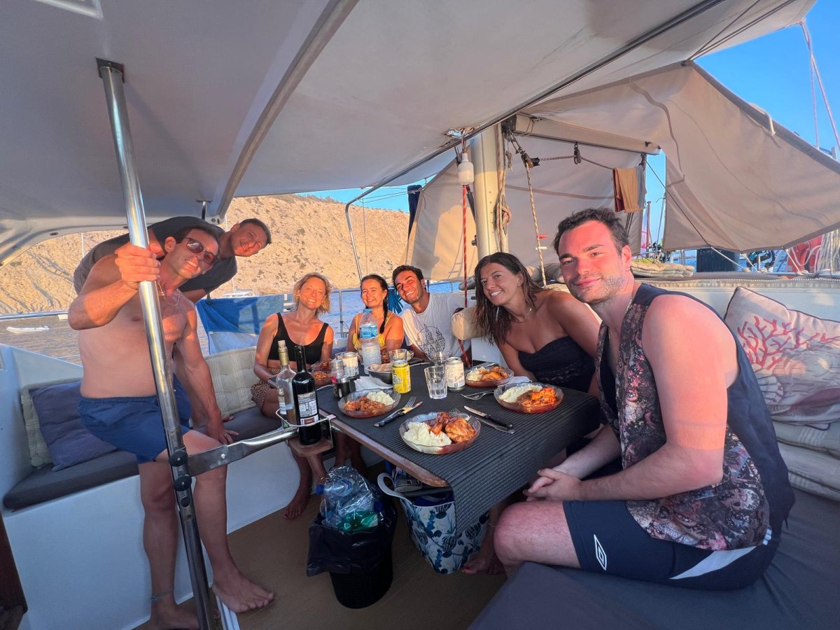 Team di navigazione su uno yacht