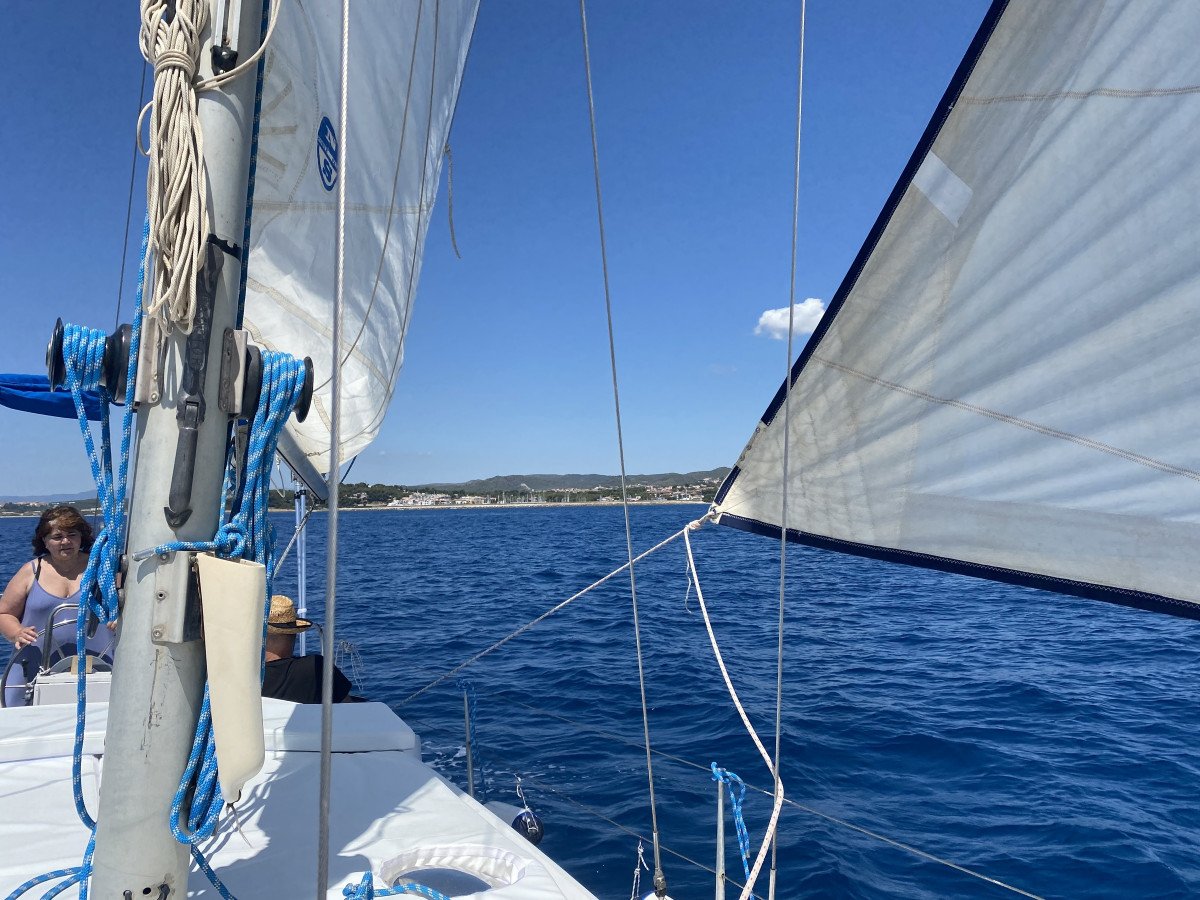 Explorar la costa mediterránea a bordo de un velero