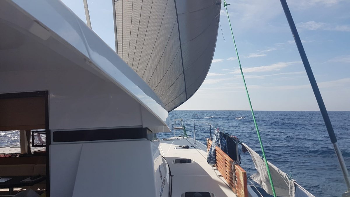 Ein Katamaran, das durch den Ozean auf Teneriffa segelt