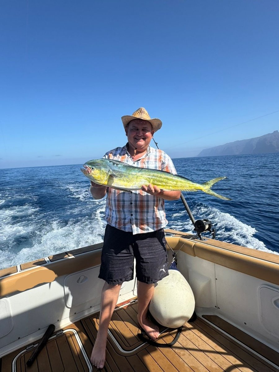 Barca da pesca a Tenerife sud: attività di pesca in mare