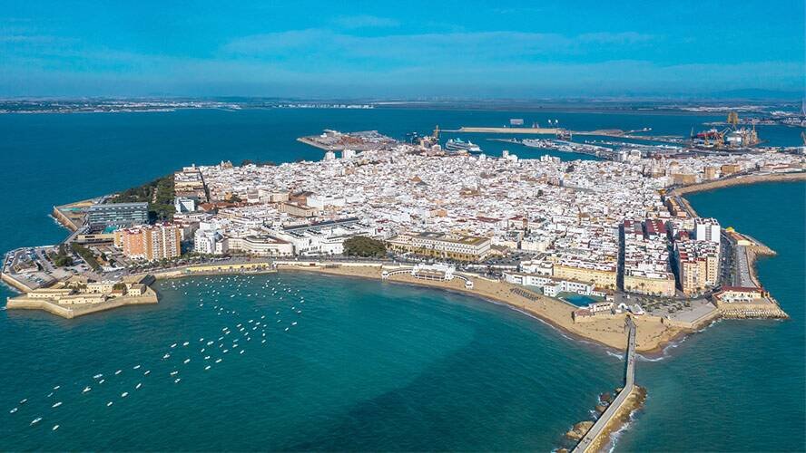 Desde la cubierta de un velero se ve el paisaje costero
