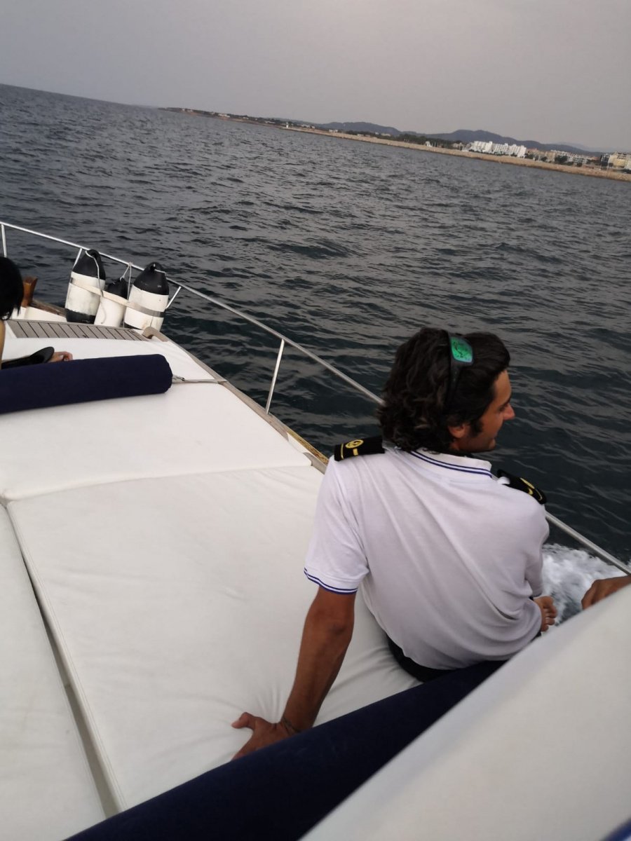 Una barca a vela nel porto