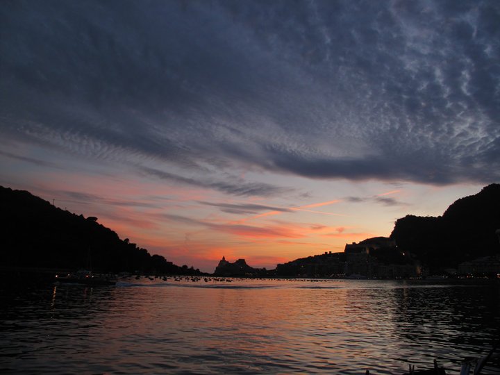 Navega por la costa italiana junto a hermosas islas y bahías