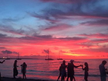 Goditi un tramonto in barca con toast e snack di gruppo a Ibiza!