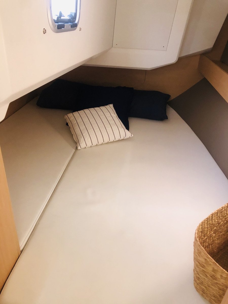 New and unique sailboat rental in Valencia without a skipper