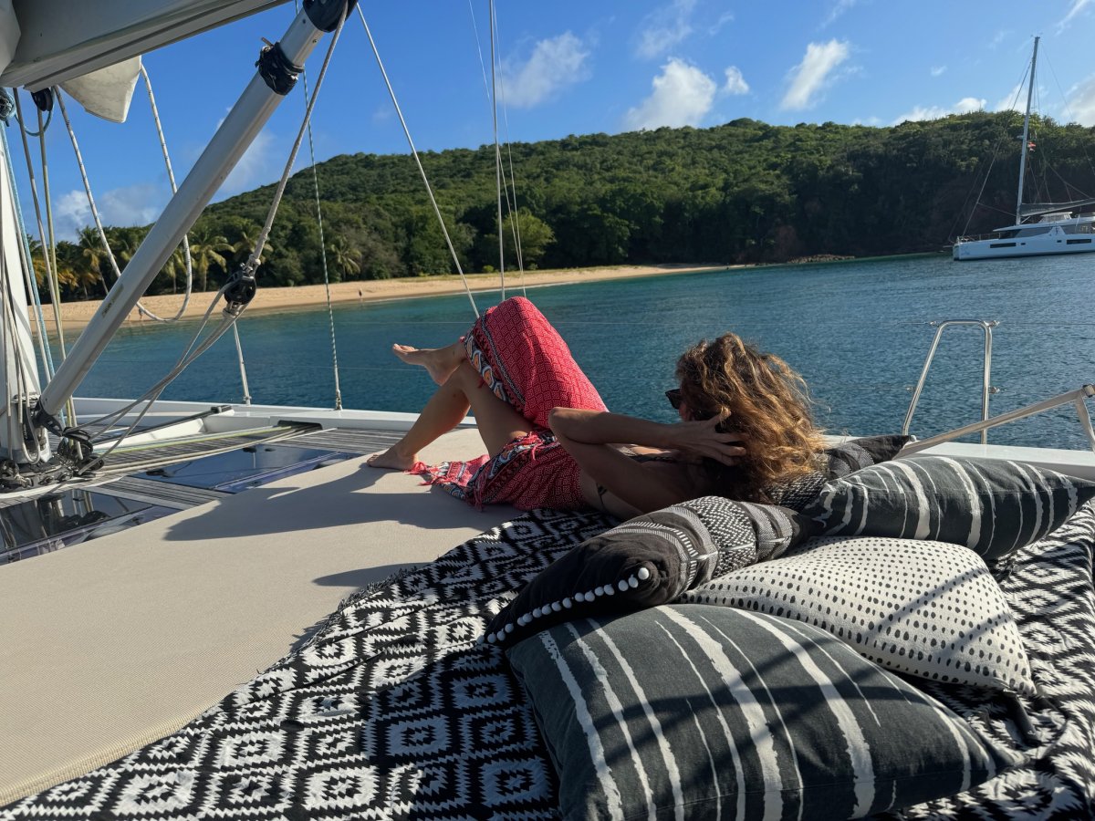 Las olas del mar caribeño golpeando el casco del barco