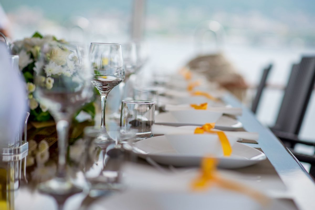 Viaje en barco por la costa montañesa y rocosa de Montenegro