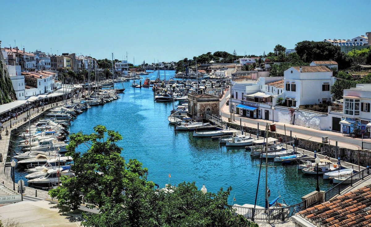 Entdecken Sie die Küste von Menorca mit dem Segelboot