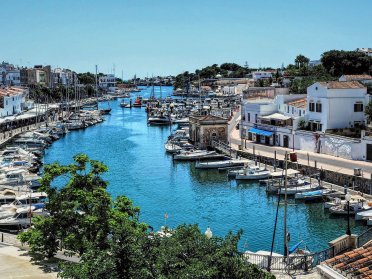 Discover the beauty of Menorca by sailboat