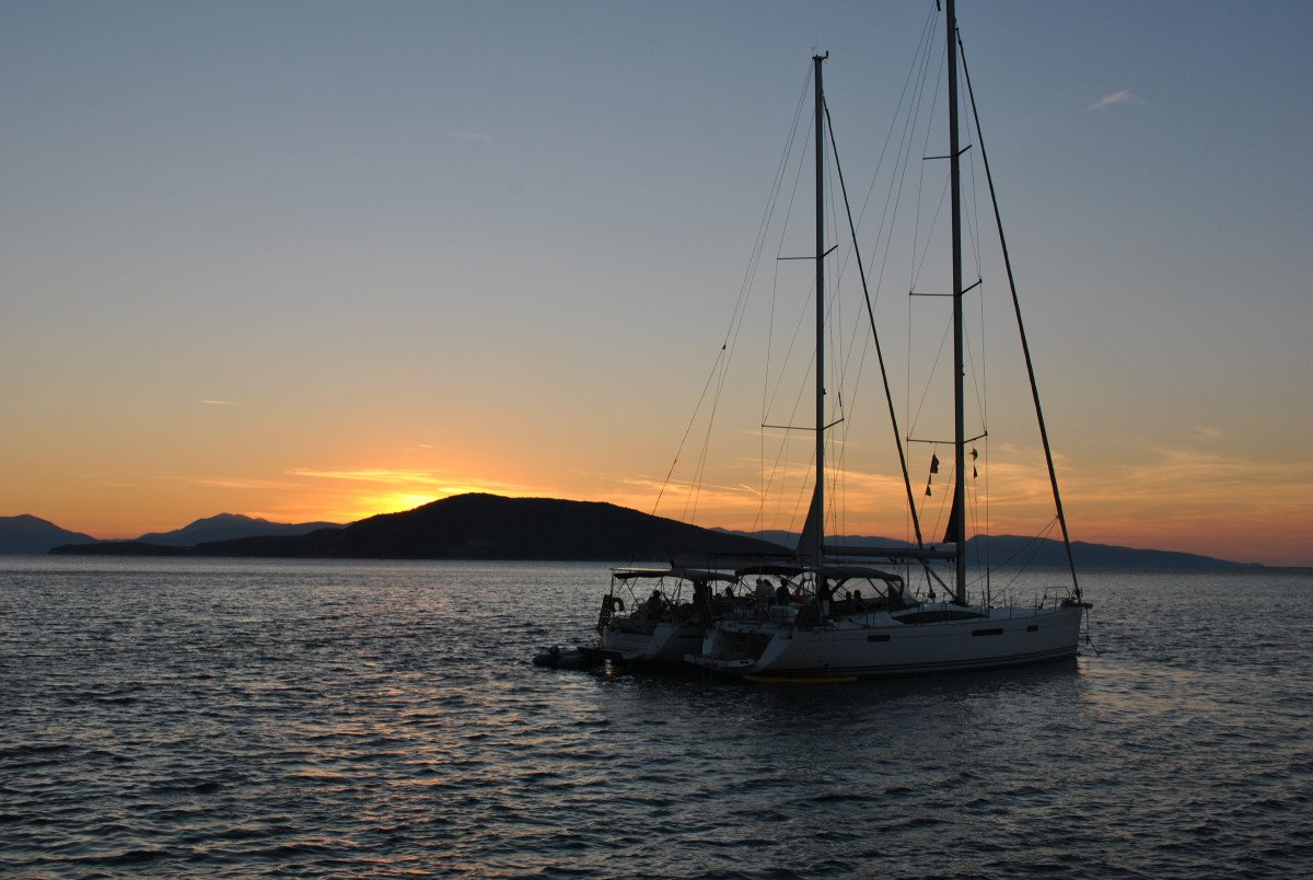 Barco de vela por Croacia desde Trogir, explorando Dalmacia