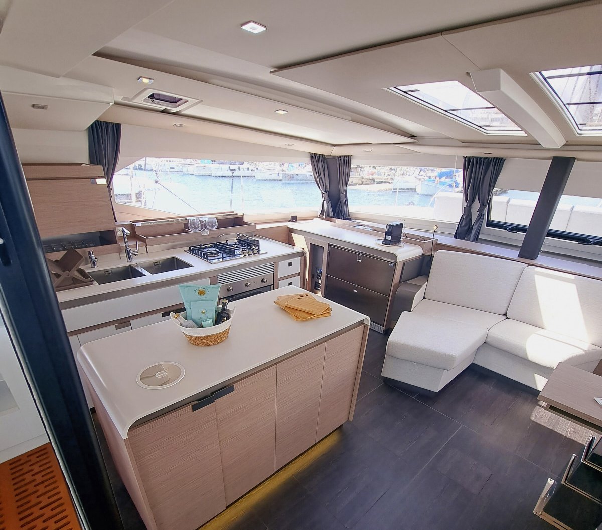 Explora Ibiza en un catamarán