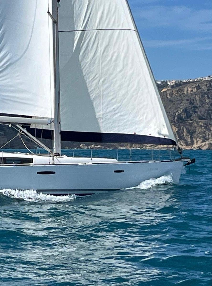 Súbete a un barco y practica vela en Santa Pola