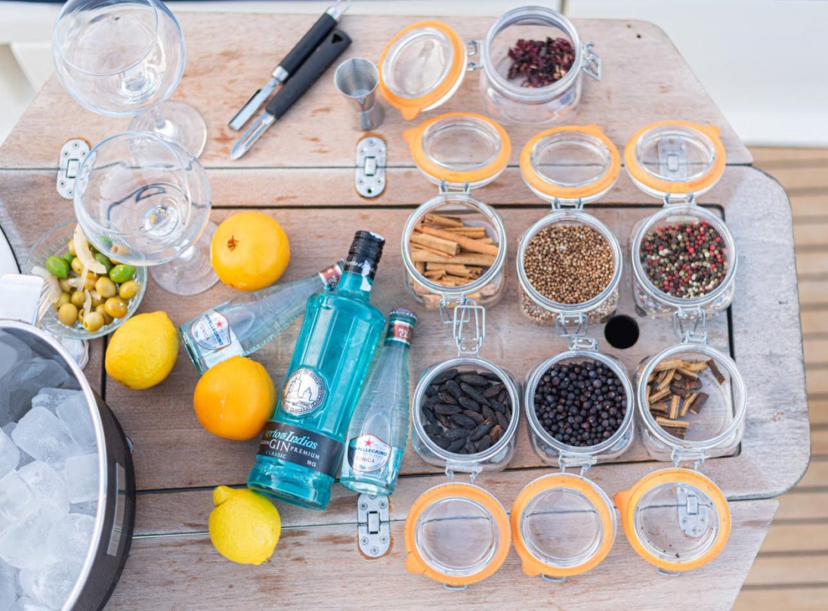 Segelboot-Ausflug bei Sonnenuntergang in Barcelona mit Gin Tonic-Workshop
