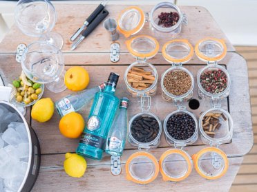 Excursión en velero al atardecer en Barcelona con taller de gin tonic