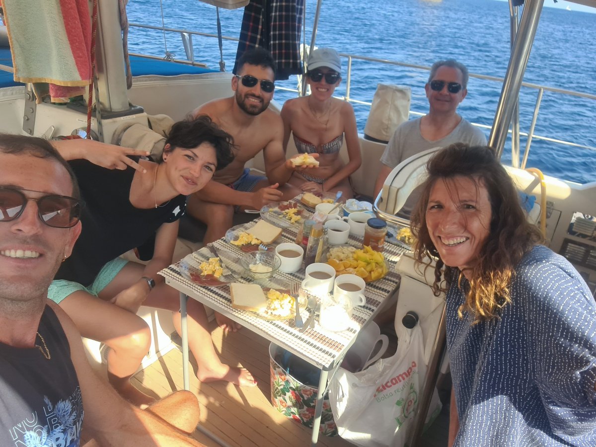 Explorando las aguas de Ibiza y Formentera con comida gourmet
