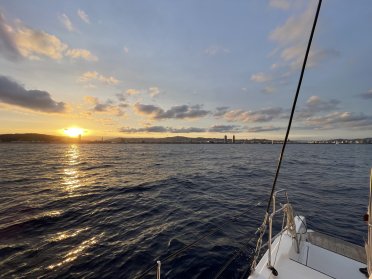 Puesta de sol en Barcelona a bordo de un catamarán