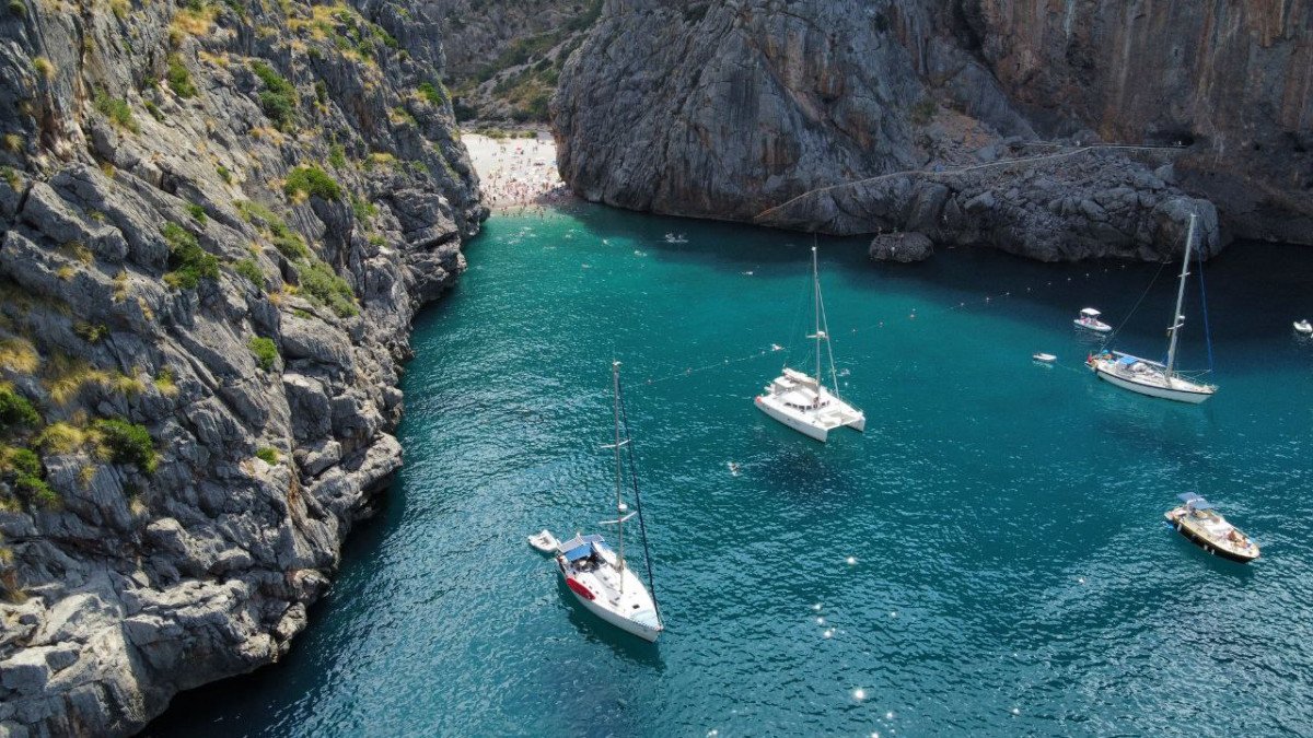 Goditi la bellezza naturale di Maiorca con una crociera in barca