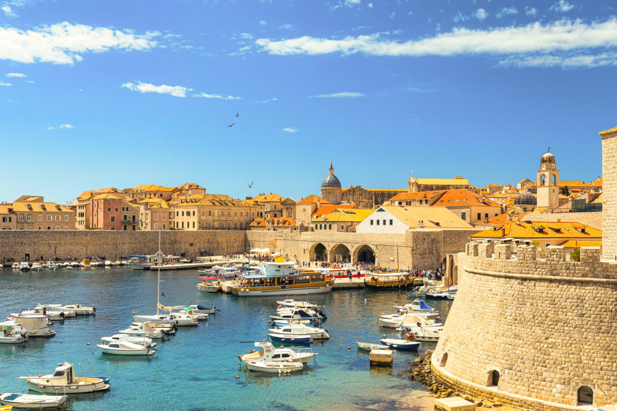 Genießen Sie die Aussicht auf die kroatische Küste auf einer Katamaran-Kreuzfahrt