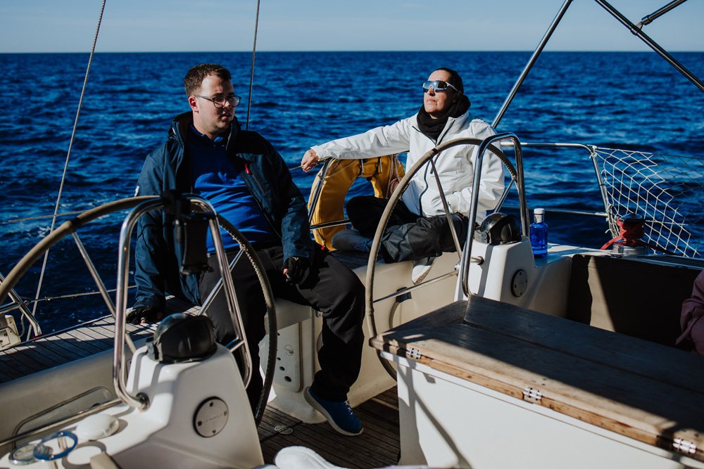 Descubre el mar en una experiencia de navegación desde Barcelona