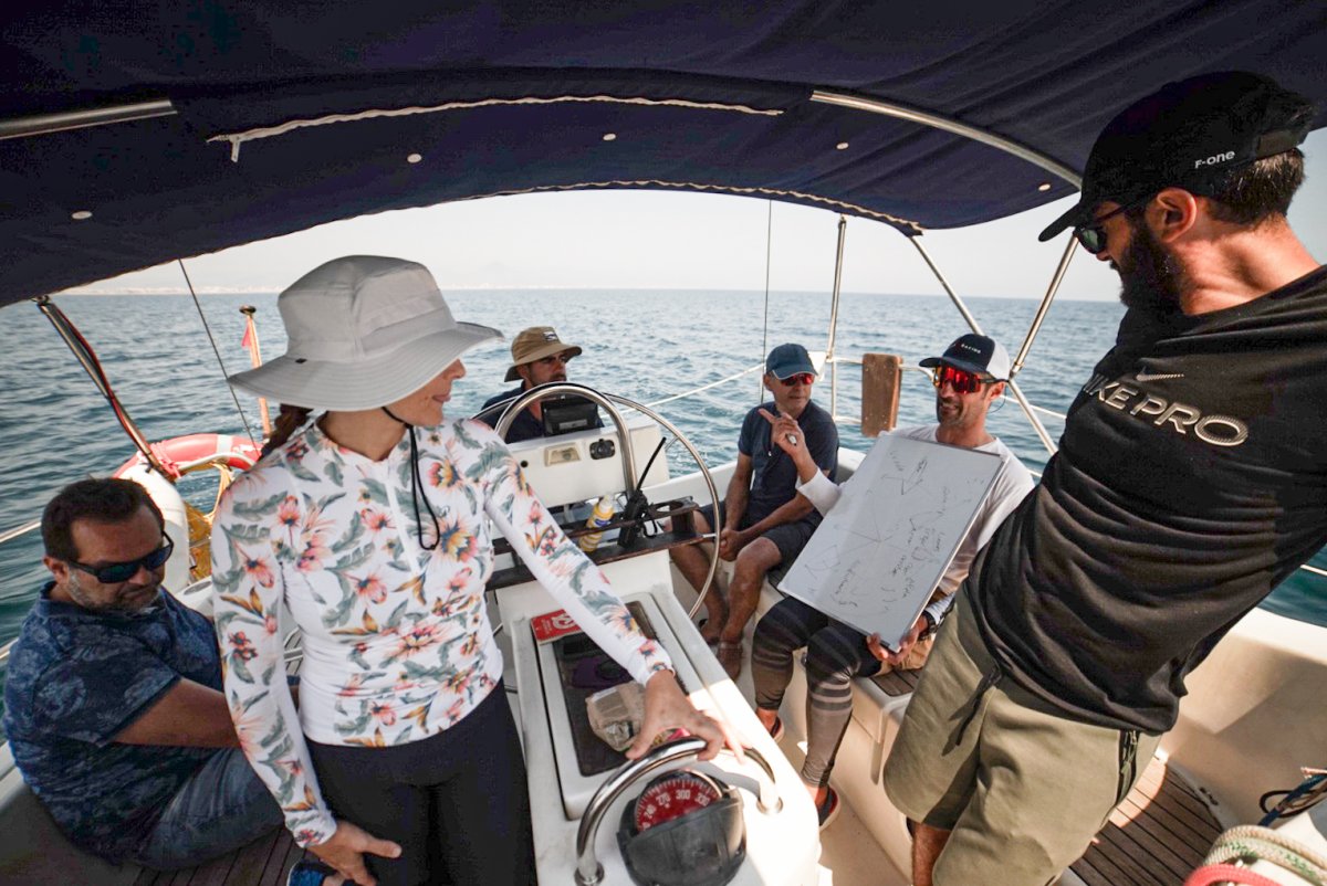 Bootsnavigation im Meer