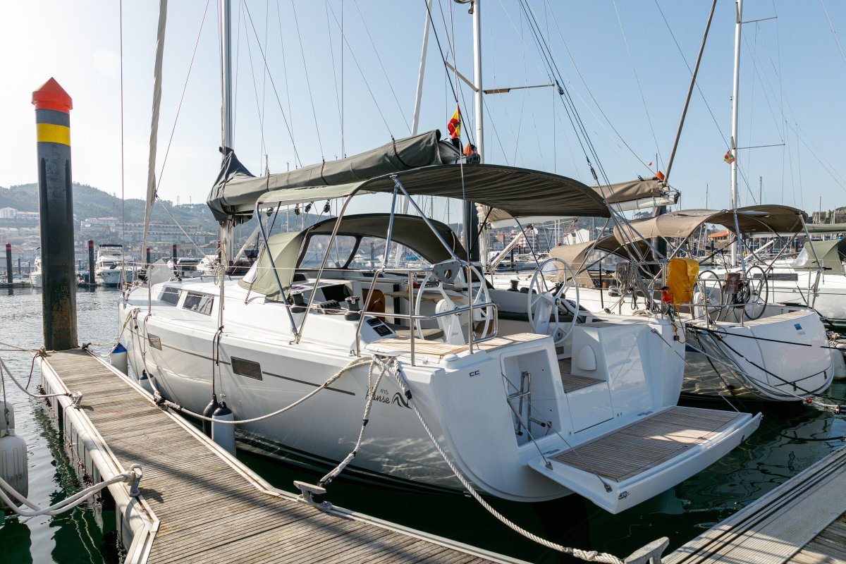 Naviga su uno yacht Hanse 415 tra le Rías Baixas.