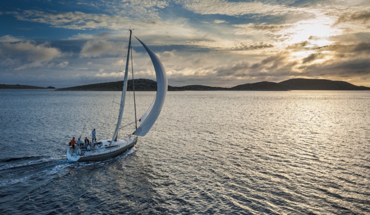 Learn to sail in the Mediterranean with our experts