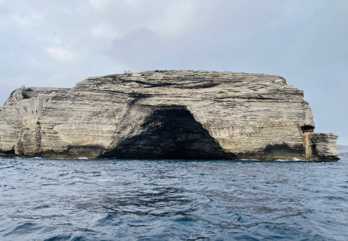 Goditi i panorami delle spiagge e delle calette della costa nord di Sardegna