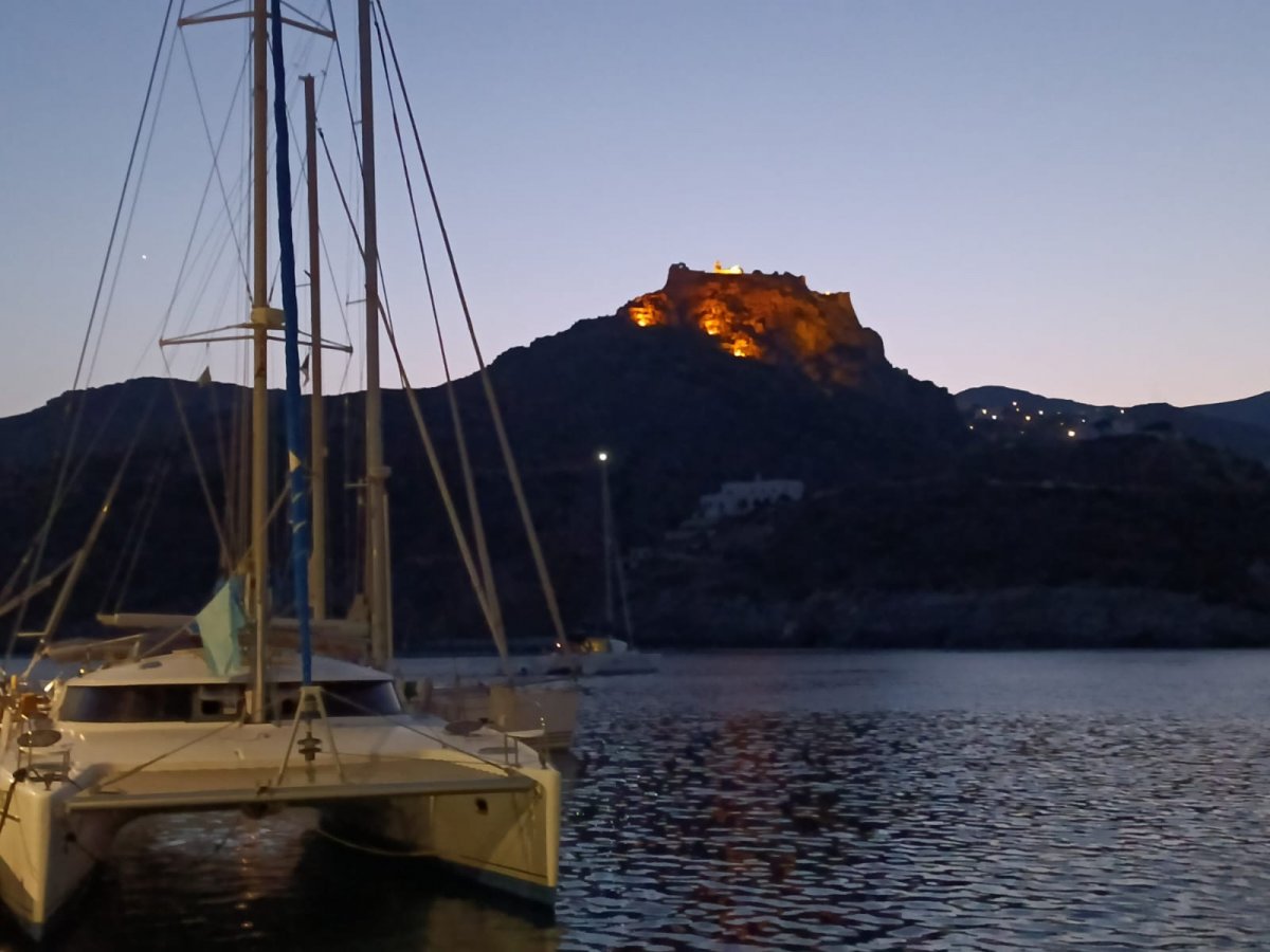 Relajándome en la cubierta de mi catamarán mientras navego entre las islas