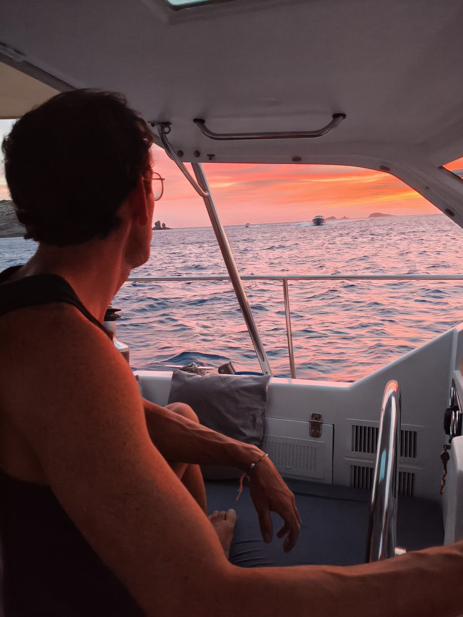 Navigationsboote an der Küste Sardiniens
